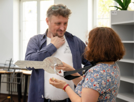 V rámci koncertu paní ředitelka symbolicky zamkla budovu knihovny.