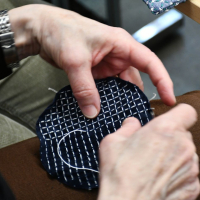 Naše milé dámy dobrovolnice vedou pravidelné dílny ručních prací v knihovně: vyšívání sashiko a boro, patchwork, pletení.