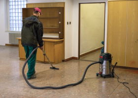 Úklid prostoru a malování zajišťuje Futurum F - sociální firma FOKUS Tábor. Děkujeme, že se toho nebojíte! Foto Dita Folbergerová