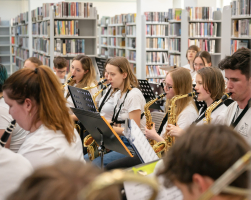 Knihovně zahráli na cestu na poštu Svišti v orchestřišti.