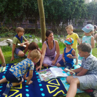 Zorganizovat každotýdenní Letní čtení v botanické zahradě také není jen tak. Ještě že můžeme počítat s řadou dobrovolných předčítačů a předčítaček!
