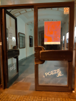 (17. - 18. 5.) Těsně před nastěhováním knihovny proběhly v prostorách pošty akce spojené s festivalem Poezie je.