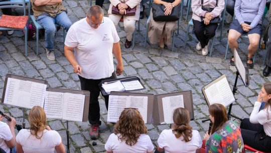 Dvorek knihovny rozezněli Svišti v orchestřišti