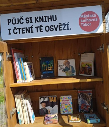 Knihobudka u bazénu opět v provozu