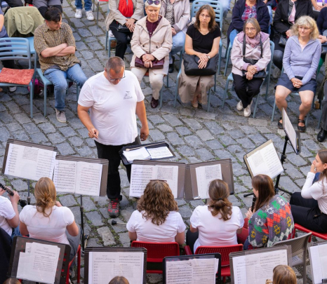Dvorek knihovny rozezněli Svišti v orchestřišti