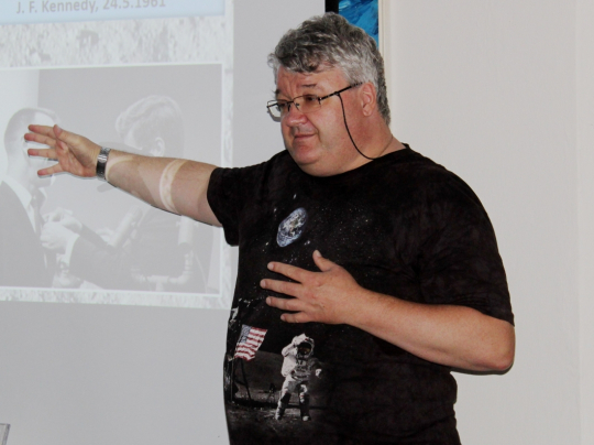 Zmeškali jste přednášku z Genealogie nebo Vesmírného Tábora?