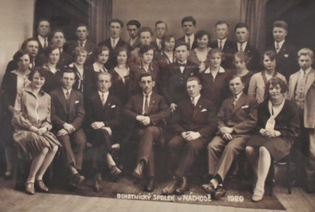 Na fotografii ochotnického spolku je pan František Zíka v první řadě uprostřed.